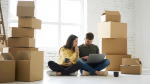 Nuori pari tekee markkinatutkimusta verkkokaupan perustamista varten