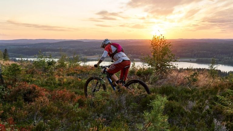 kuvassa maastopyöräilijä himoksella